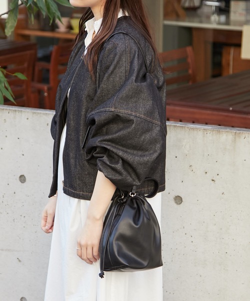 Actually（アクチュアリー）の「フェイクレザー 巾着2wayショルダー（ショルダーバッグ・レディース・ブラック/シルバー/イエロー/ベージュ/カーキ・フリー）」の6枚目の写真