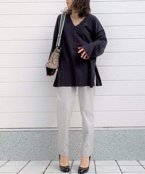 Q（キュー）の「サイドスリットVネックニット（ニット/セーター・レディース・ラベンダー/チャコールグレー・MEDIUM）」の10枚目の写真