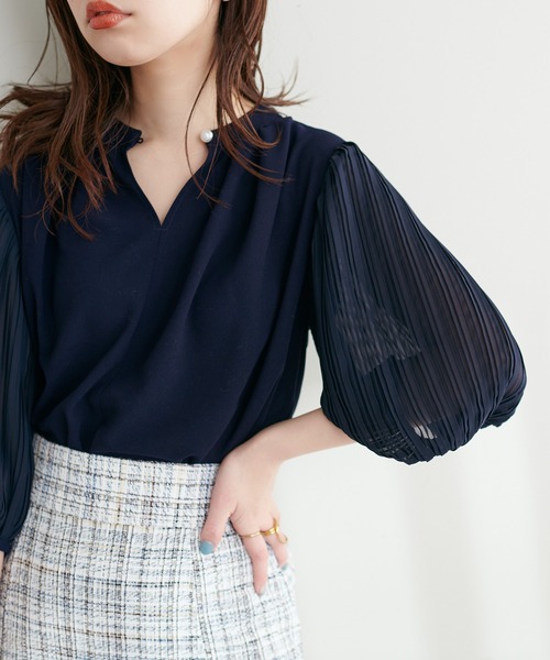 natural couture(ナチュラルクチュール)の「プリーツスリーブきれいめブラウス(シャツ/ブラウス・レディース・ネイビー/ベージュ/オフホワイト/ミント/イエロー・FREE)」の4枚目の写真