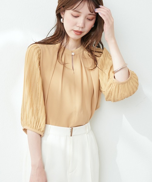 natural couture(ナチュラルクチュール)の「プリーツスリーブきれいめブラウス(シャツ/ブラウス・レディース・ネイビー/ベージュ/オフホワイト/ミント/イエロー・FREE)」の5枚目の写真
