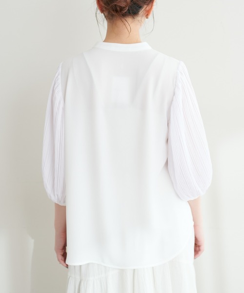 natural couture(ナチュラルクチュール)の「プリーツスリーブきれいめブラウス(シャツ/ブラウス・レディース・ネイビー/ベージュ/オフホワイト/ミント/イエロー・FREE)」の10枚目の写真