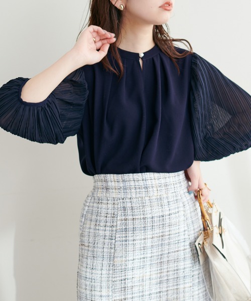 natural couture(ナチュラルクチュール)の「プリーツスリーブきれいめブラウス(シャツ/ブラウス・レディース・ネイビー/ベージュ/オフホワイト/ミント/イエロー・FREE)」の6枚目の写真