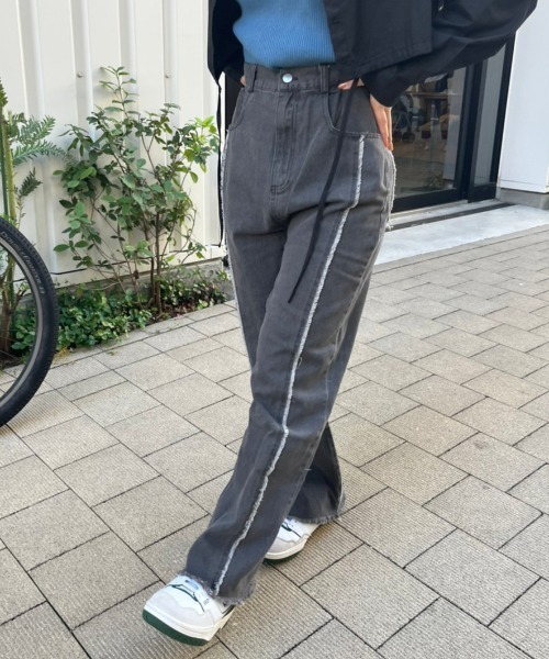 nemne store(ネンネストア)の「《Delfy》【低身長用サイズあり】フリンジストレートデニムパンツ(デニムパンツ・レディース・ライトブルー/ブルー/ブラック/アイボリー/ピンク/グレー・SMALL/MEDIUM)」の4枚目の写真