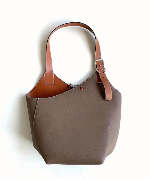 Q（キュー）の「ワンショルダーレザートート（ショルダーバッグ・レディース・ブラック/グレイッシュベージュ・ONE SIZE）」の16枚目の写真