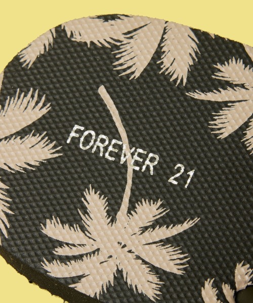 FOREVER 21(フォーエバー トゥエンティーワン)の「ヤシの木柄ビーチサンダル(サンダル・レディース・ブラック・LARGE/MEDIUM)」の4枚目の写真