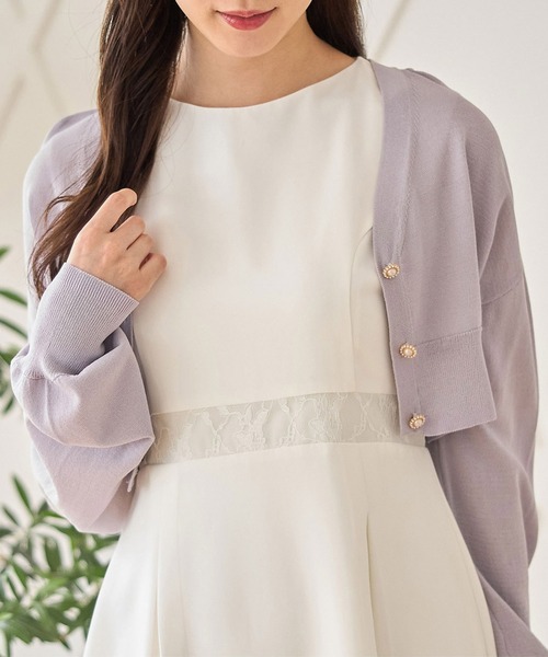 tocco closet(トッコ クローゼット)の「パール釦Vネックショート丈カーディガン(カーディガン/ボレロ・レディース・オフホワイト/ラベンダー/ブラック・M)」の2枚目の写真