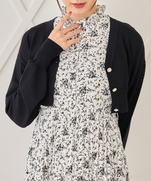 tocco closet(トッコ クローゼット)の「パール釦Vネックショート丈カーディガン(カーディガン/ボレロ・レディース・オフホワイト/ラベンダー/ブラック・M)」の1枚目の写真