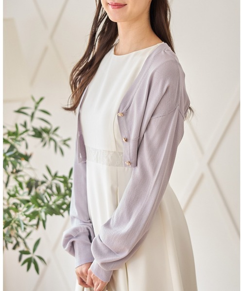 tocco closet(トッコ クローゼット)の「パール釦Vネックショート丈カーディガン(カーディガン/ボレロ・レディース・オフホワイト/ラベンダー/ブラック・M)」の14枚目の写真