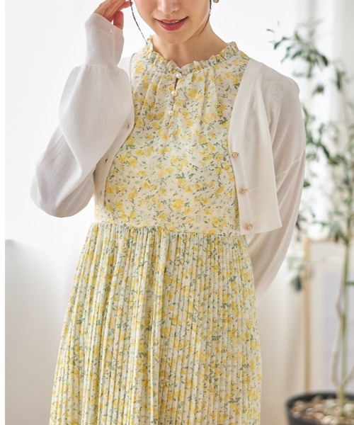 tocco closet(トッコ クローゼット)の「パール釦Vネックショート丈カーディガン(カーディガン/ボレロ・レディース・オフホワイト/ラベンダー/ブラック・M)」の4枚目の写真