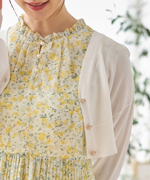 tocco closet(トッコ クローゼット)の「パール釦Vネックショート丈カーディガン(カーディガン/ボレロ・レディース・オフホワイト/ラベンダー/ブラック・M)」の5枚目の写真
