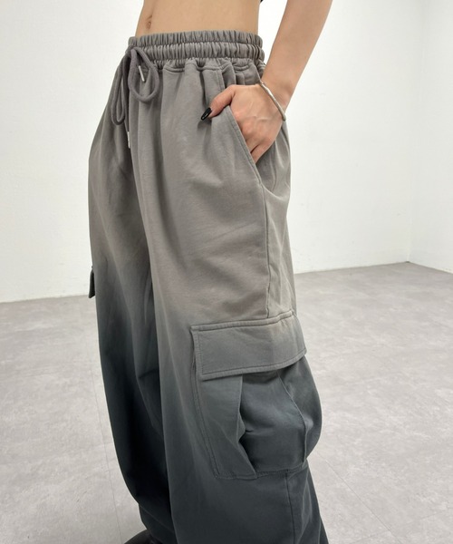WHO'S WHO gallery（フーズフーギャラリー）の「グラデ裏毛カーゴワイドパンツ（カーゴパンツ・レディース・グレー・FREE）」の4枚目の写真
