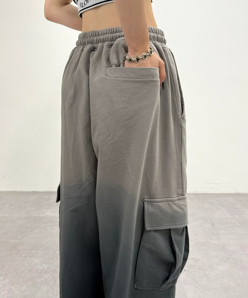 WHO'S WHO gallery（フーズフーギャラリー）の「グラデ裏毛カーゴワイドパンツ（カーゴパンツ・レディース・グレー・FREE）」の5枚目の写真