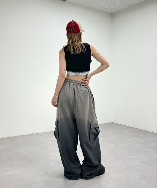 WHO'S WHO gallery（フーズフーギャラリー）の「グラデ裏毛カーゴワイドパンツ（カーゴパンツ・レディース・グレー・FREE）」の2枚目の写真