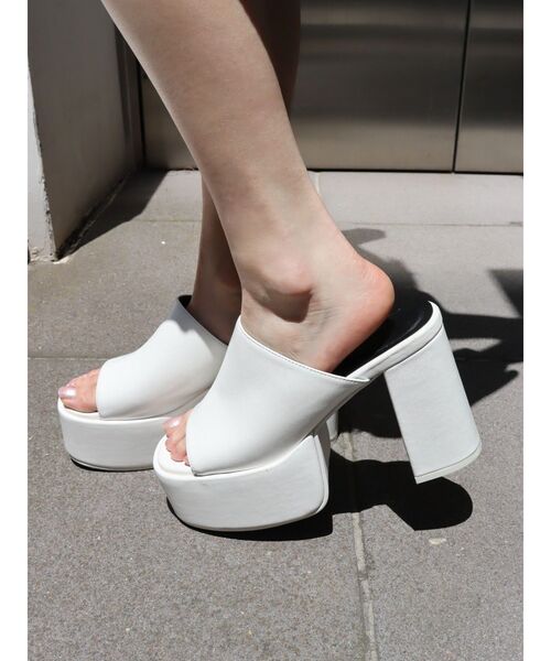 EVRIS（エヴリス）の「チャンキーヒールサンダル（サンダル・レディース・ホワイト/ブラック・SMALL/MEDIUM/LARGE）」の20枚目の写真