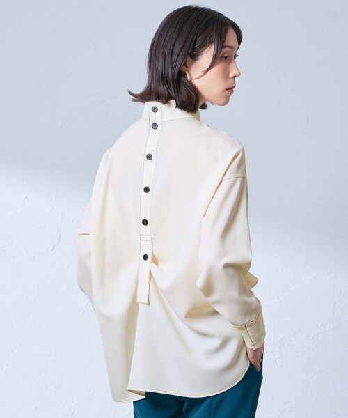 CAST:(キャストコロン)の「【NAVY】【大人気定番】バックボタンブラウス(シャツ/ブラウス・レディース・オフホワイト/ネイビー/グレー/レッド・M/S)」の1枚目の写真