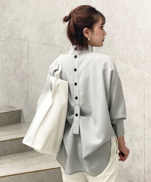 CAST:(キャストコロン)の「【NAVY】【大人気定番】バックボタンブラウス(シャツ/ブラウス・レディース・オフホワイト/ネイビー/グレー/レッド・M/S)」の11枚目の写真