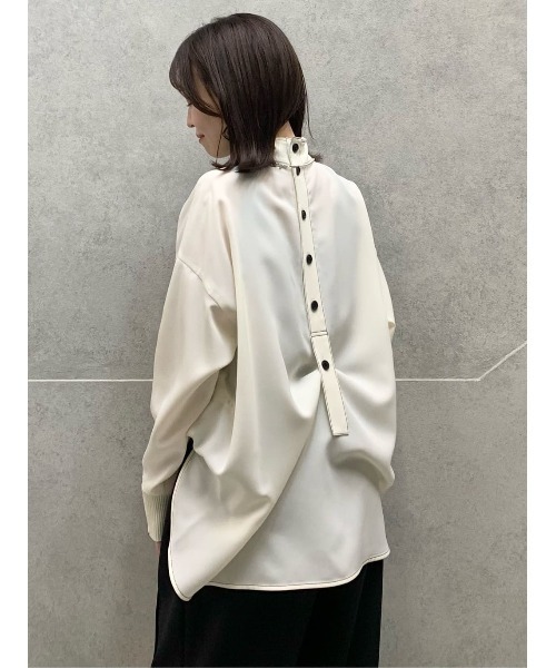 【新品】VERY掲載 キャスト CAST: バックボタン ブラウス　クリーム系 新品】VERY掲載 キャスト CAST: バックボタン ブラウス クリーム系