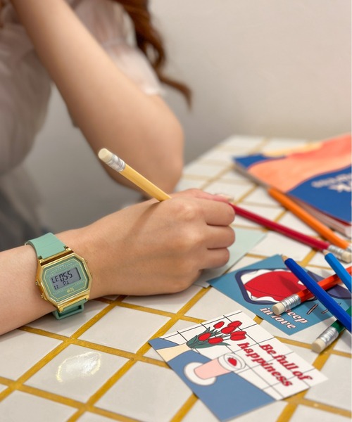ICE WATCH（アイスウォッチ）の「「Ice-Watch アイスウォッチ」ICE digit retro アイスデジット　レトロ（デジタル腕時計・レディース・オレンジ/ライム/ベビーピンク/イエロー/ライトグリーン/スモークピンク/エメラルドブルー/ラベンダー/ホワイト/コーラル/ライトベージュ/フューシャピンク/ライトオリーブ/ライトブルー・32mm）」の4枚目の写真