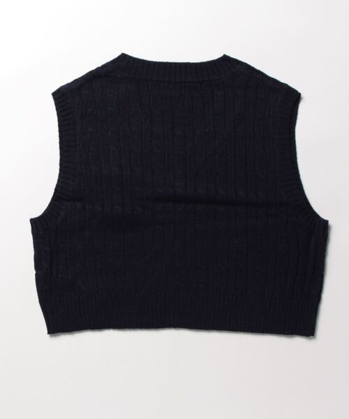 SPINNS（スピンズ）の「ショート丈ケーブルニットベスト（ベスト・レディース・ダークブルー/グレー/ネイビー/ダークパープル/アイボリー・ONESIZE）」の6枚目の写真