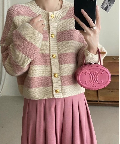 Jayro(ジャイロ)の「ボーダー柄ボリュームスリーブニットカーディガン(カーディガン/ボレロ・レディース・ブラック/ピンク/レッド・FREE)」の7枚目の写真