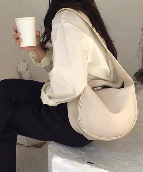 Dita Muaj.（ディータムアージュ）の「ワイドベルトハーフムーンショルダーバッグ（ショルダーバッグ・レディース・ホワイト/ブラック・FREE）」の4枚目の写真