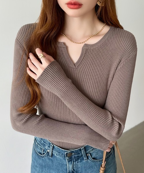 COCOMOMO（ココモモ）の「鎖骨美人魅せ キーネックニット リブニット キーネック 長袖 ニット レイヤードトップス きれいめカジュアル オフィスカジュアル 秋服 冬服（ニット/セーター・レディース・グレー/ブラック/オレンジ/ベージュ/ホワイト/ブラウン/ワイン/ネイビー・S-M/L-XL）」の4枚目の写真