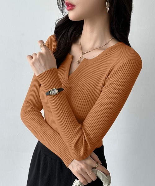 COCOMOMO（ココモモ）の「鎖骨美人魅せ キーネックニット リブニット キーネック 長袖 ニット レイヤードトップス きれいめカジュアル オフィスカジュアル 秋服 冬服（ニット/セーター・レディース・グレー/ブラック/オレンジ/ベージュ/ホワイト/ブラウン/ワイン/ネイビー・S-M/L-XL）」の9枚目の写真