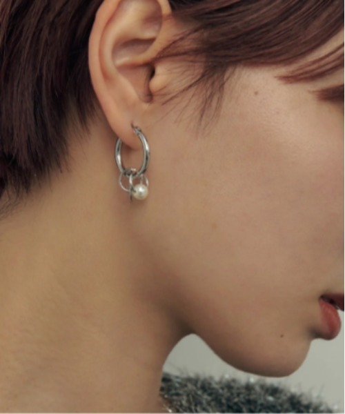 GOLDY（ゴールディ）の「【GOLDY】アッセンブル チャーム アシンメトリー フープ ピアス / 1230101※（ピアス（両耳用）・レディース・シルバー/ゴールド・FREE）」の4枚目の写真