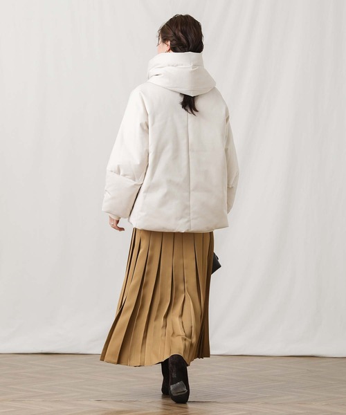 Gready Brilliant（グレディブリリアン）の「マフラードルマンダウンジャケット（ダウンジャケット/コート・レディース・ブラック/アイボリー・38）」の6枚目の写真