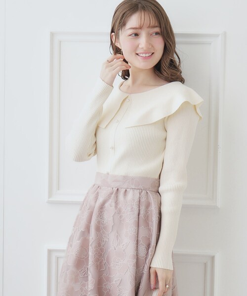 couture brooch(クチュールブローチ)の「◆【2024春新作】【前後2WAY】ビッグカラーニット(ニット/セーター・レディース・オフホワイト/ブラック/サンドベージュ/パープル・38/42)」の5枚目の写真