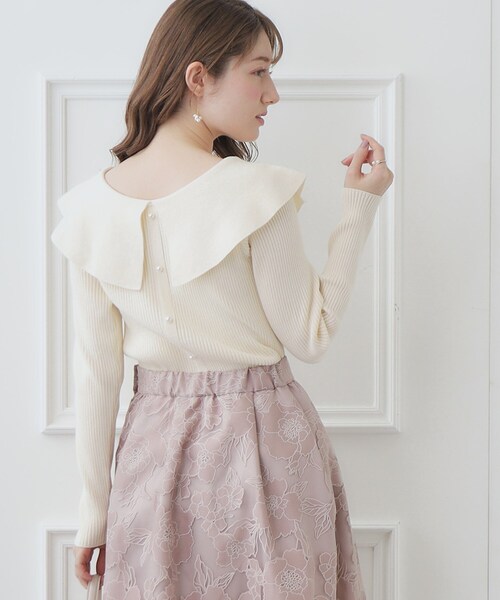 couture brooch(クチュールブローチ)の「◆【2024春新作】【前後2WAY】ビッグカラーニット(ニット/セーター・レディース・オフホワイト/ブラック/サンドベージュ/パープル・38/42)」の11枚目の写真