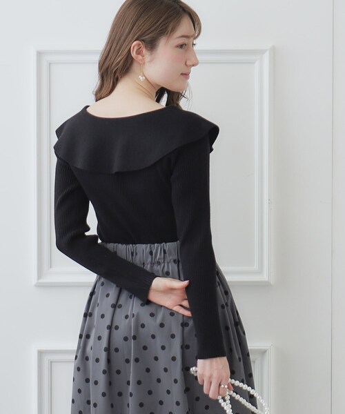 couture brooch(クチュールブローチ)の「◆【2024春新作】【前後2WAY】ビッグカラーニット(ニット/セーター・レディース・オフホワイト/ブラック/サンドベージュ/パープル・38/42)」の7枚目の写真