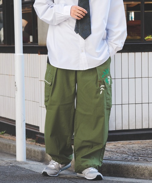 REmastered（リマスタード）の「【REmastered】サイドポケット刺繍/リメイク風ルーズカーゴパンツ（カーゴパンツ・メンズ・ブラック/カーキ・MEDIUM/LARGE）」の7枚目の写真