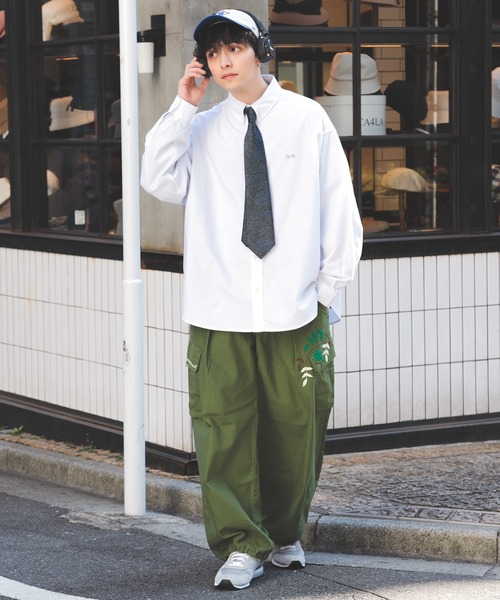 REmastered（リマスタード）の「【REmastered】サイドポケット刺繍/リメイク風ルーズカーゴパンツ（カーゴパンツ・メンズ・ブラック/カーキ・MEDIUM/LARGE）」の4枚目の写真