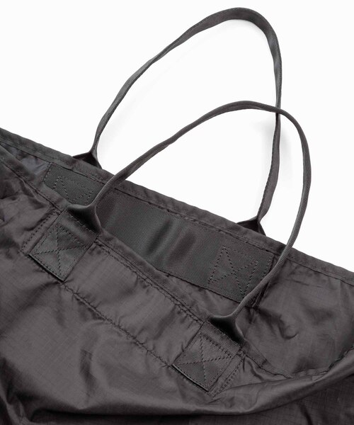 ADAM ET ROPE'（アダムエロペ）の「【TRAVEL COUTURE】RIP Packable Tote Bag（トートバッグ・メンズ・ブラック・FREE）」の4枚目の写真