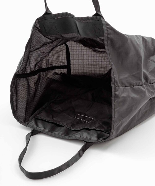 ADAM ET ROPE'（アダムエロペ）の「【TRAVEL COUTURE】RIP Packable Tote Bag（トートバッグ・メンズ・ブラック・FREE）」の5枚目の写真