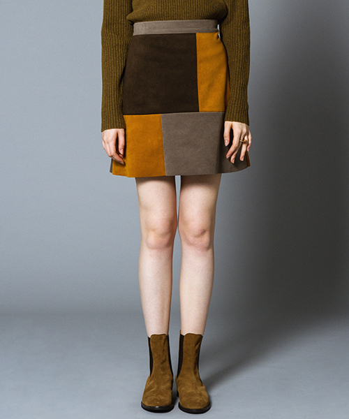 Ray BEAMS（レイビームス）の「◇Ray BEAMS / スエード パッチワーク ミニスカート（スカート・レディース・ダークブラウン/ネイビー・0/1）」の2枚目の写真