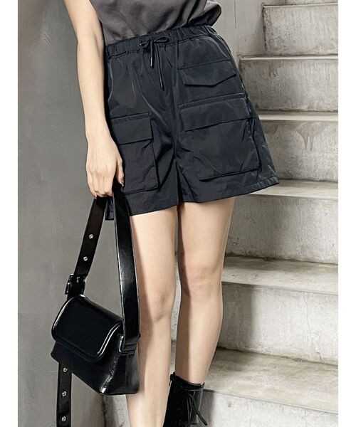 MURUA(ムルーア)の「ナイロンカーゴショートパンツ(カーゴパンツ・レディース・ブラック/カーキ・FREE)」の1枚目の写真