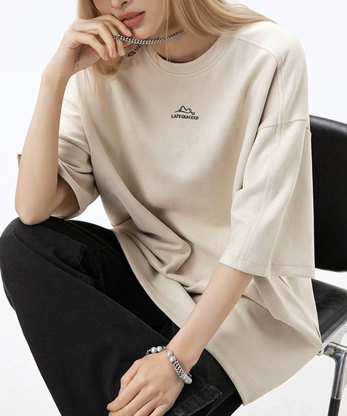 aimoha（アイモハ）の「aimoha outdoorユニセックス　スエード　刺繍Tシャツ (SS)（Tシャツ/カットソー・レディース・オフホワイト/ブラック/グリーン/レッド・LARGE/X-LARGE/MEDIUM）」の2枚目の写真