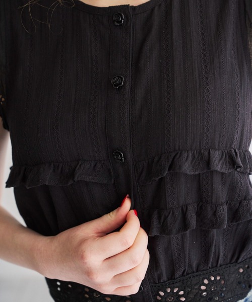 idem(イデム)の「rose button cotton blouse/ノースリーブコットンブラウス(シャツ/ブラウス・レディース・オフホワイト/ブラック・FREE)」の9枚目の写真