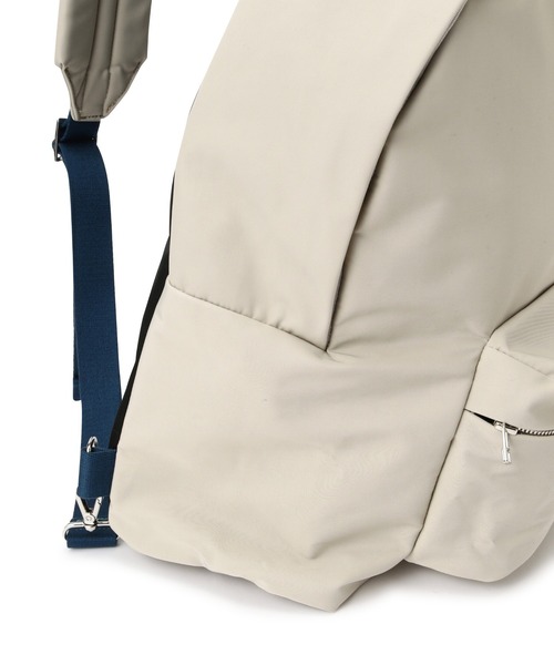 soe（ソーイ）の「soe/ソーイ/Bicolor One Shoulder B.P SSL/バイカラーワンショルダーバッグ L（バックパック/リュック・メンズ・ベージュ/ネイビー/その他・5）」の12枚目の写真