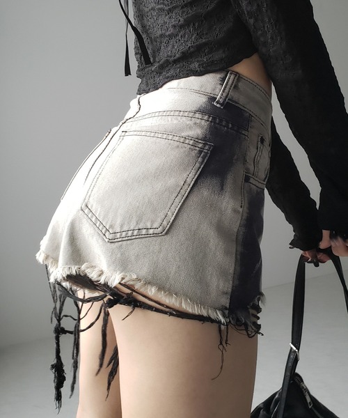 me+em select(ミームセレクト)の「【 3size 】クラッシュダメージブリーチデニムショートパンツ / crush damaged bleach denim short pants(デニムパンツ・レディース・ブラック・MEDIUM/SMALL/LARGE)」の4枚目の写真
