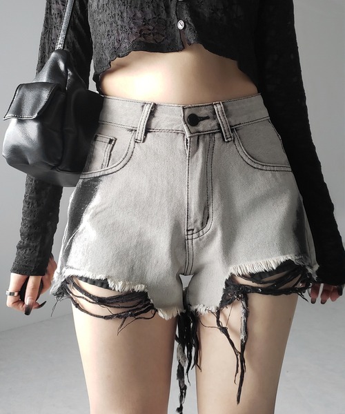 me+em select(ミームセレクト)の「【 3size 】クラッシュダメージブリーチデニムショートパンツ / crush damaged bleach denim short pants(デニムパンツ・レディース・ブラック・MEDIUM/SMALL/LARGE)」の8枚目の写真