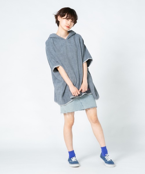 JEANS MATE（ジーンズメイト）の「【Hi Hey Hoooo/ハイヘイホー】なりきりアニマルポンチョ（ポンチョ・レディース・クリアブルー/チャコールグレー/オフホワイト・FREE）」の4枚目の写真