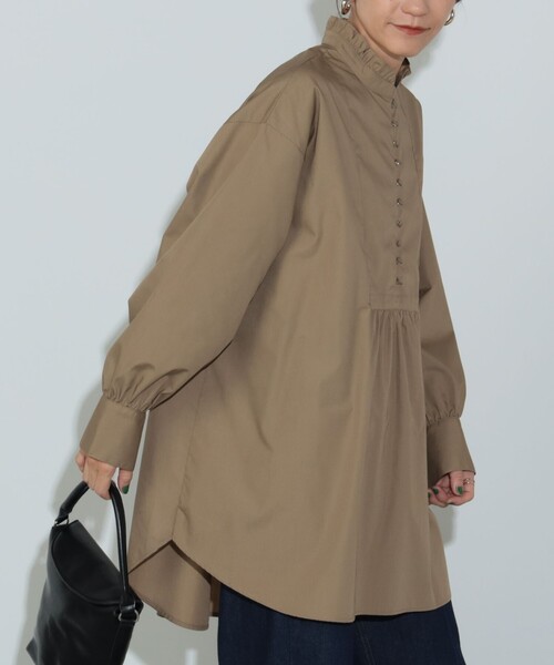 BEAMS HEART（ビームスハート）の「スタンドフリル チュニックシャツ（シャツ/ブラウス・レディース・ブラック/オフホワイト/ベージュ・FREE）」の3枚目の写真