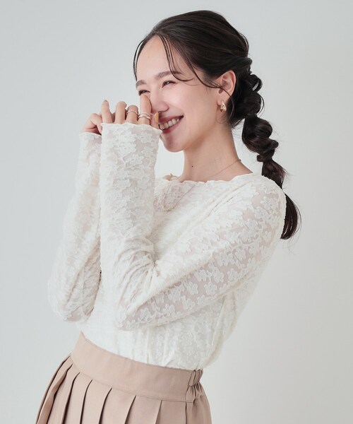 Cutie Blonde(キューティーブロンド)の「レイヤードコーデに 程よいシアー感 花柄メロウトップス(Tシャツ/カットソー・レディース・アイボリー/ブラック/ベビーピンク・02/03/04)」の2枚目の写真