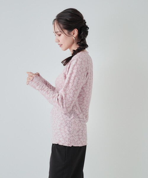 Cutie Blonde(キューティーブロンド)の「レイヤードコーデに 程よいシアー感 花柄メロウトップス(Tシャツ/カットソー・レディース・アイボリー/ブラック/ベビーピンク・02/03/04)」の13枚目の写真