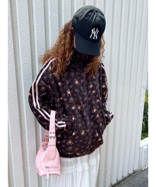 WC(ダブル シー)の「リトルフラワー2ラインフリースジャケット(ブルゾン・レディース・ブラウン/ネイビー・FREE)」の3枚目の写真