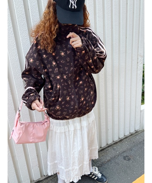 WC(ダブル シー)の「リトルフラワー2ラインフリースジャケット(ブルゾン・レディース・ブラウン/ネイビー・FREE)」の4枚目の写真