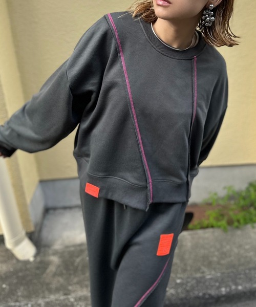 mi via loca(ミヴィアロカ)の「配色ステッチ切替スウェットトップス(スウェット・レディース・キャメル/スミクロ/トップグレー・FREE)」の2枚目の写真